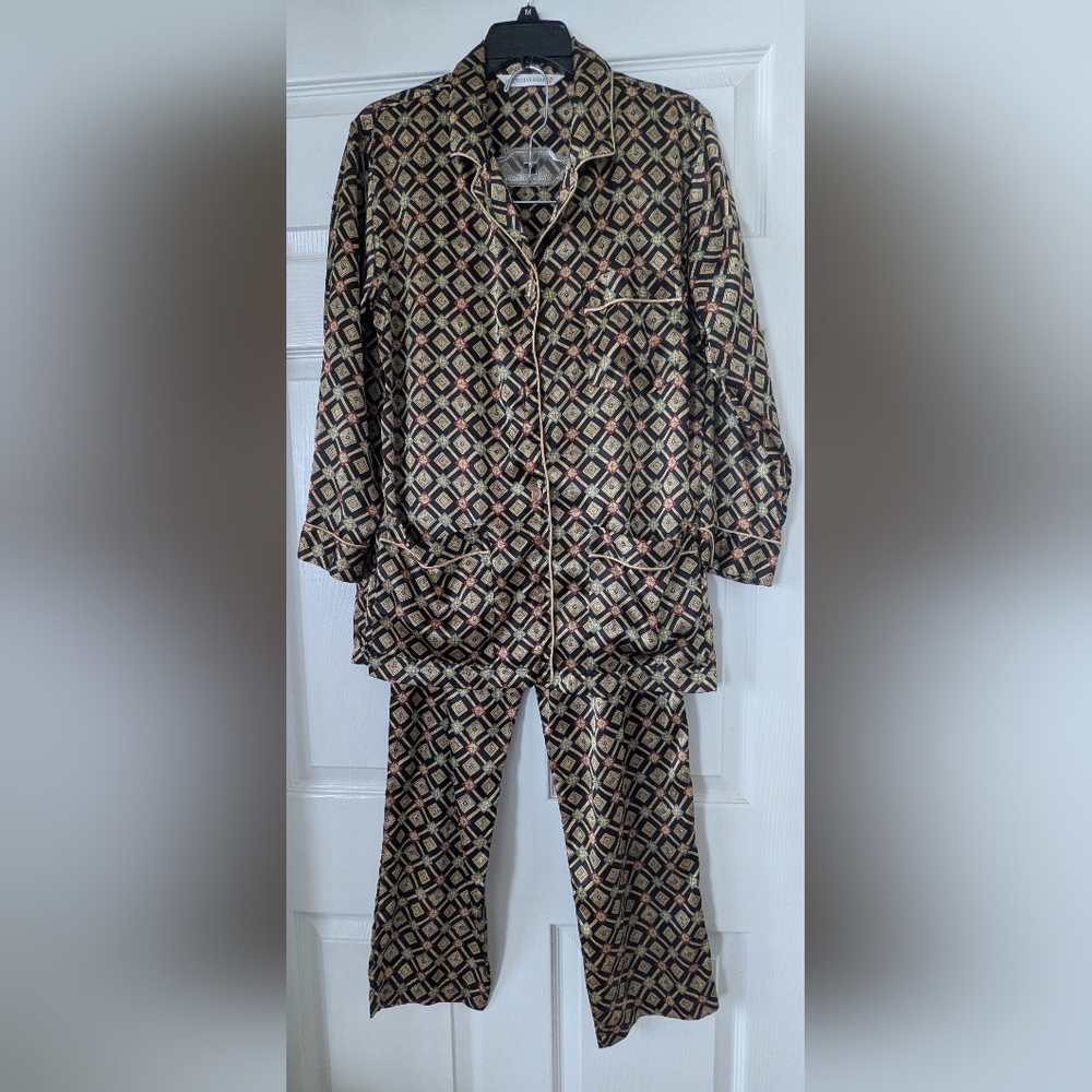 Victoria Secret 3pc Pajama Set Small. Set Includes Robe Top And Bottom.